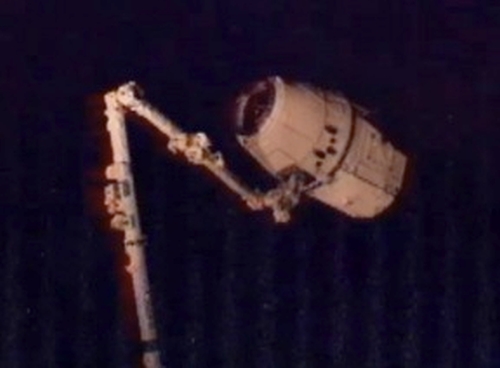 spacex_dragon_docks_to_iss