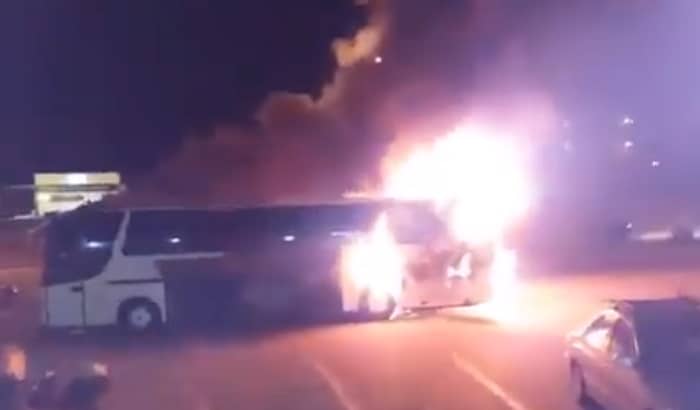 Eν κινήσει πήρε φωτιά το λεωφορείο από την Αλβανία στην Κόρινθο Βίντεο (1)